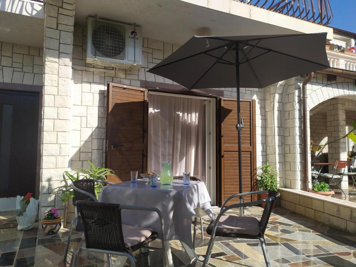 Apartments Samodol Vodice Esterno foto